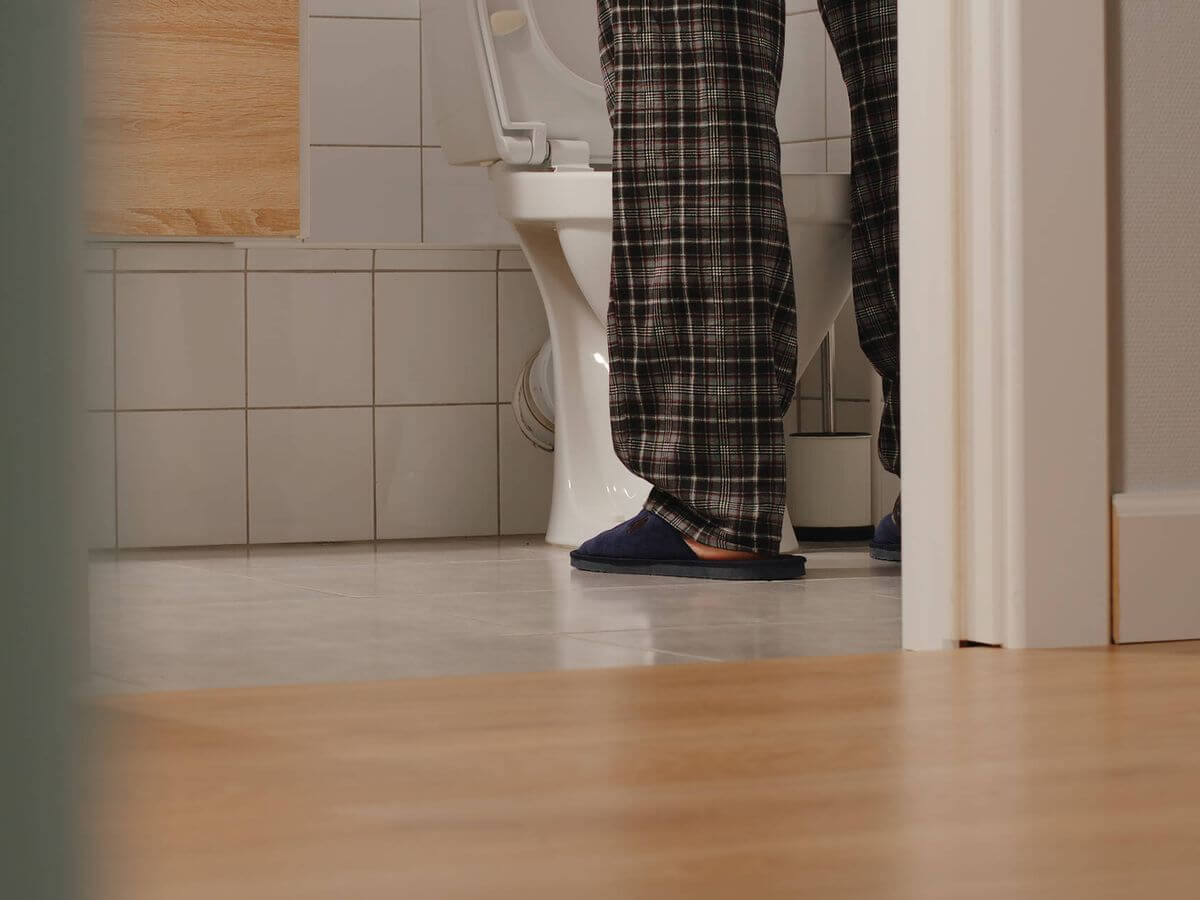 Imagen de un paciente micción nocturna que interrumpe con reiteración el sueño para ir al baño