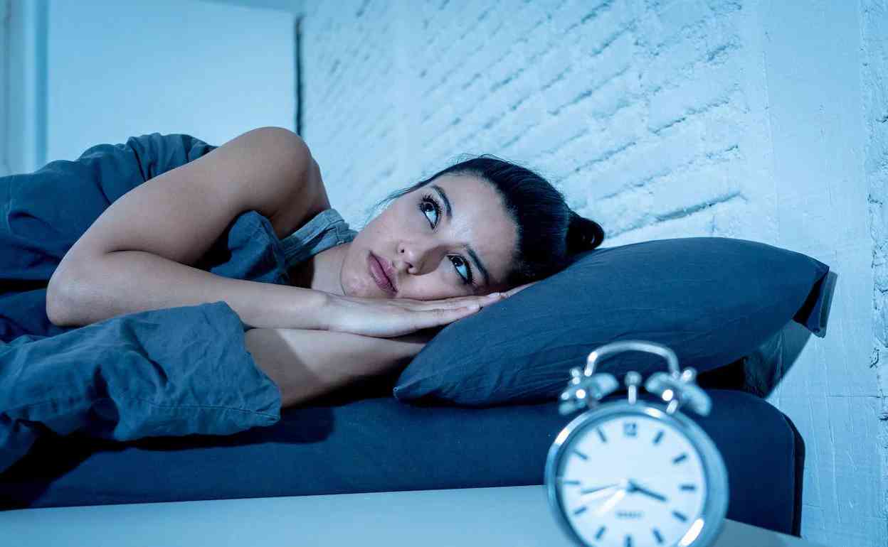 Acupuntura insomnio Barcelona Centro Dra. LU mujer acostada despierta a media noche