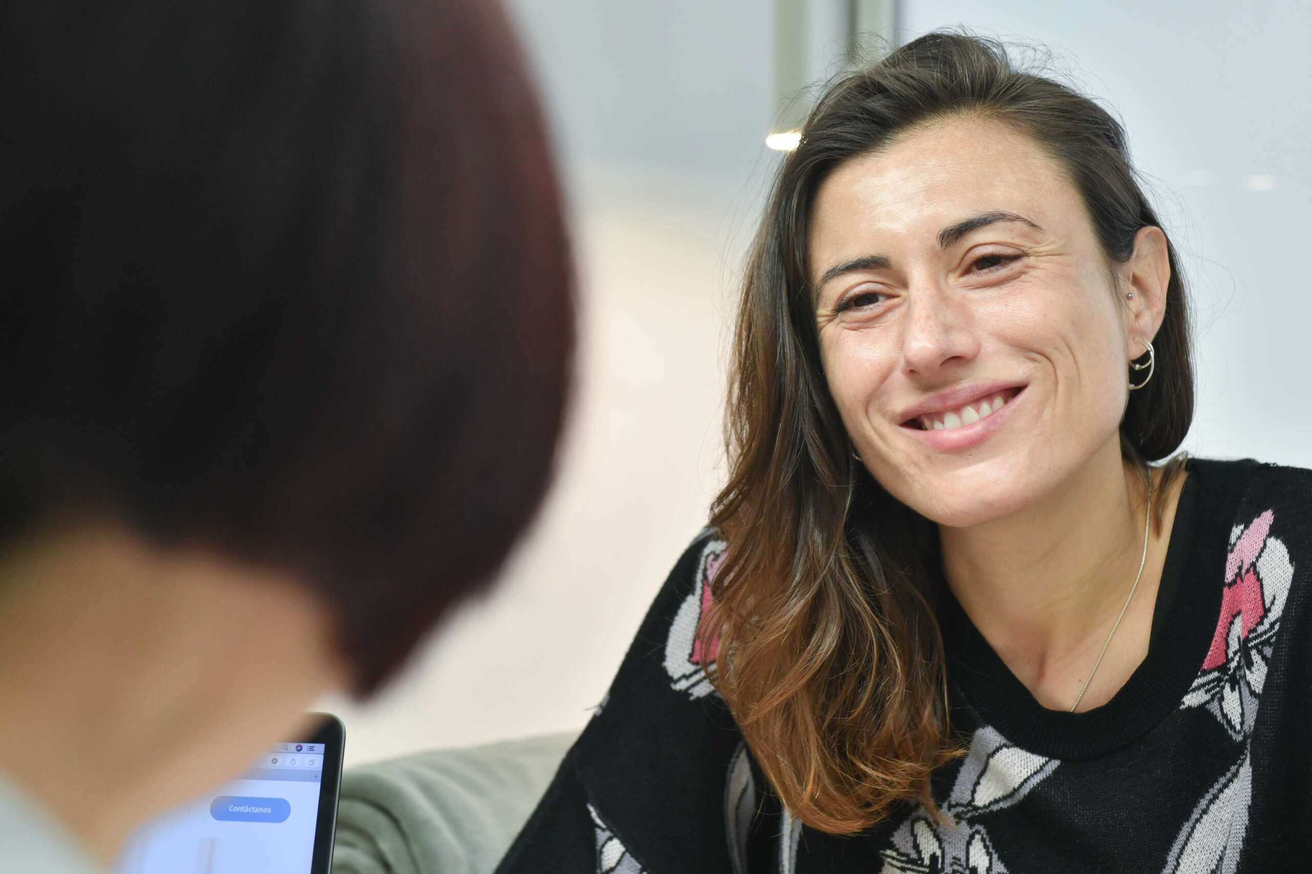 Dra. LU en consulta Centro Acupuntura Dra. Lu Dra. Lu atendiendo las consultas de una paciente en Centro de Acupuntura Dra. Lu en Barcelona