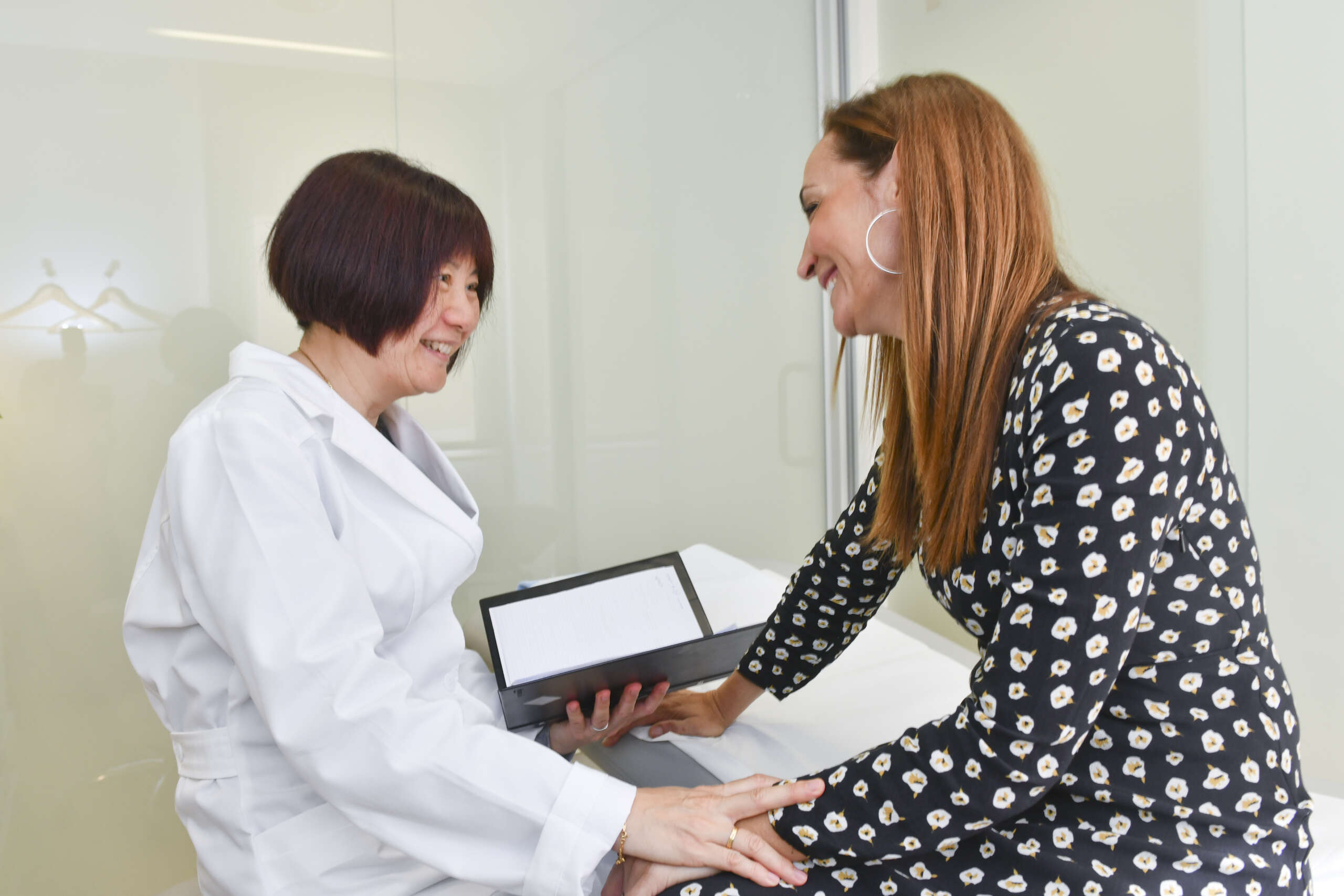 Dra. LU en consulta Centro Acupuntura en Barcelona Dra. Lu visitando a una paciente en Centro de Acupuntura Dra. Lu en Barcelona